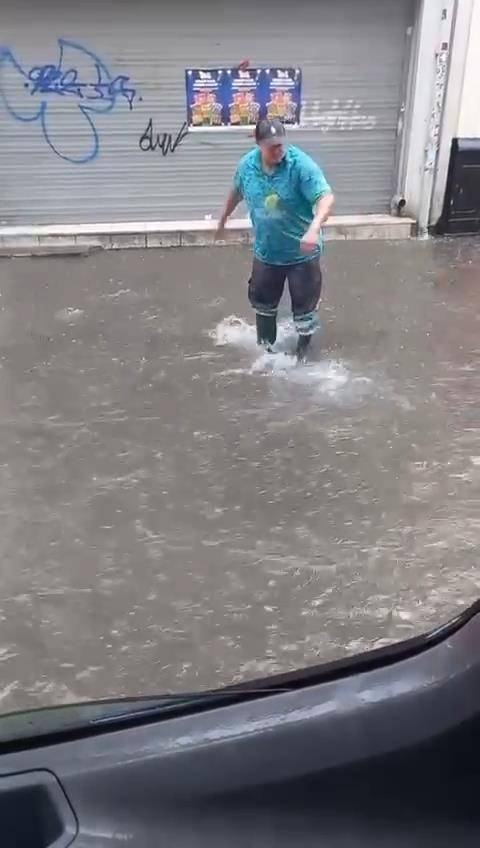 İstanbul'u sağanak vurdu. Mısır Çarşısı girişi sular altında, tramvay seferleri durdu 11